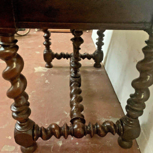 Table bureau de style Louis XIII en noyer sculpté, XIXᵉ siècle