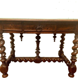 Schrijftafel van gesneden notenhout in Lodewijk XIII-stijl, 19e eeuw.