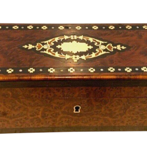 Boîte à gants Napoléon III en loupe de thuya et marqueterie Boulle, XIXᵉ siècle