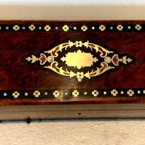 Boîte à gants Napoléon III en loupe de thuya et marqueterie Boulle, XIXᵉ siècle