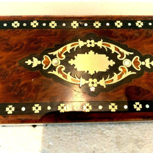 Boîte à gants Napoléon III en loupe de thuya et marqueterie Boulle, XIXᵉ siècle