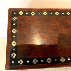 Boîte à gants Napoléon III en loupe de thuya et marqueterie Boulle, XIXᵉ siècle