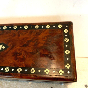 Boîte à gants Napoléon III en loupe de thuya et marqueterie Boulle, XIXᵉ siècle