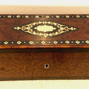 Boîte à gants Napoléon III en loupe de thuya et marqueterie Boulle, XIXᵉ siècle