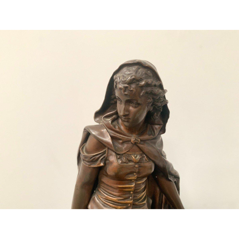 Pierre Ernst Bouret "Jeune fille à la cape" sculpture en bronze patiné, XXᵉ siècle