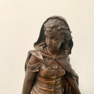 Pierre Ernst Bouret "Jong meisje in een cape", gepatineerde bronzen sculptuur, 20e eeuw