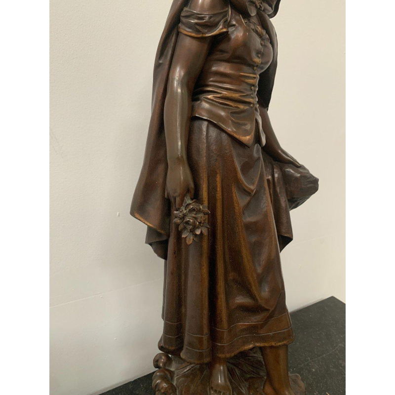 Pierre Ernst Bouret "Jeune fille à la cape" sculpture en bronze patiné, XXᵉ siècle