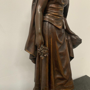 Pierre Ernst Bouret "Jong meisje in een cape", gepatineerde bronzen sculptuur, 20e eeuw