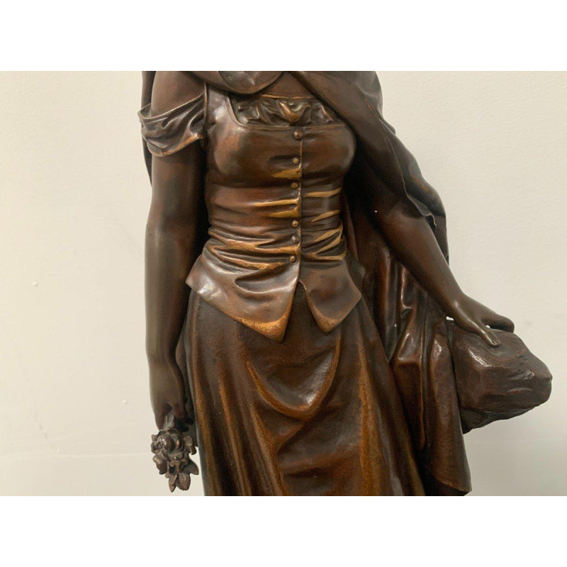 Pierre Ernst Bouret "Jeune fille à la cape" sculpture en bronze patiné, XXᵉ siècle