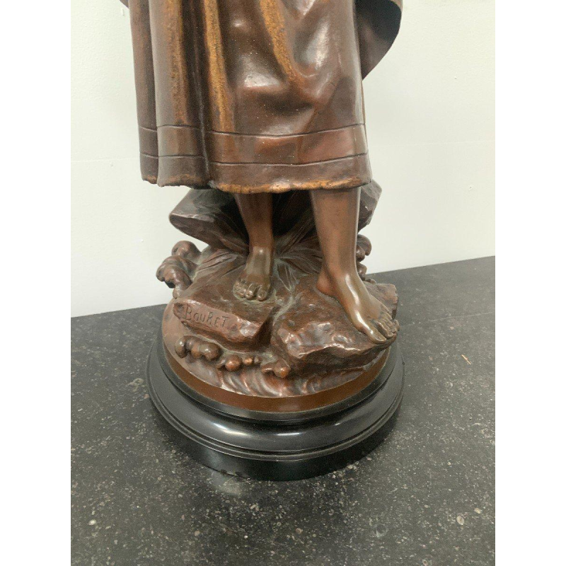 Pierre Ernst Bouret "Jeune fille à la cape" sculpture en bronze patiné, XXᵉ siècle