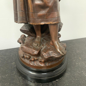 Pierre Ernst Bouret "Jong meisje in een cape", gepatineerde bronzen sculptuur, 20e eeuw