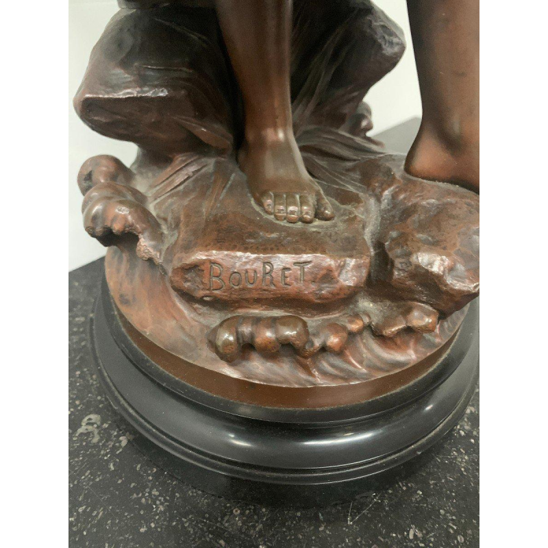 Pierre Ernst Bouret "Jong meisje in een cape", gepatineerde bronzen sculptuur, 20e eeuw