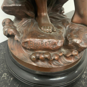 Pierre Ernst Bouret "Jeune fille à la cape" sculpture en bronze patiné, XXᵉ siècle