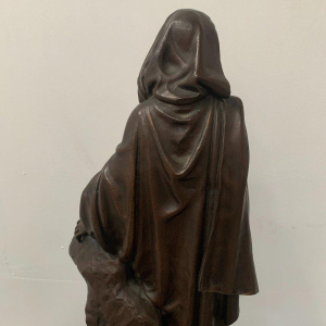 Pierre Ernst Bouret "Jeune fille à la cape" sculpture en bronze patiné, XXᵉ siècle