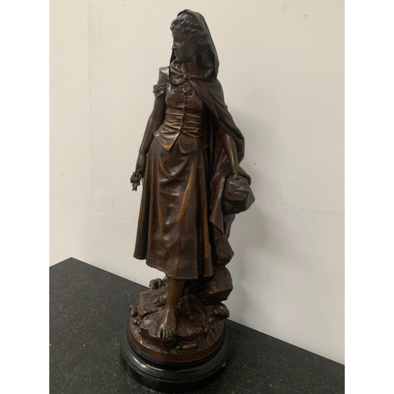 Pierre Ernst Bouret "Jong meisje in een cape", gepatineerde bronzen sculptuur, 20e eeuw