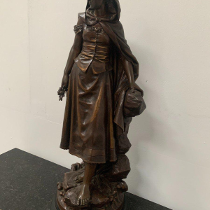 Pierre Ernst Bouret "Jong meisje in een cape", gepatineerde bronzen sculptuur, 20e eeuw
