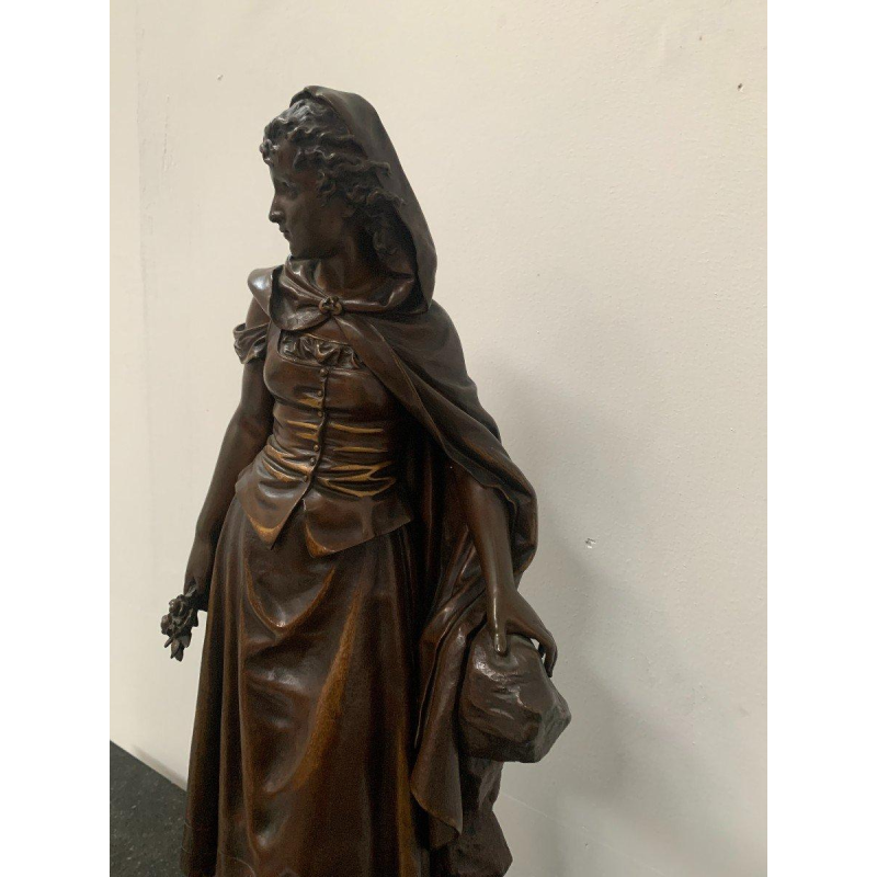 Pierre Ernst Bouret "Jong meisje in een cape", gepatineerde bronzen sculptuur, 20e eeuw