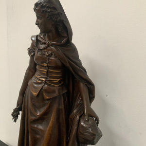 Pierre Ernst Bouret "Jong meisje in een cape", gepatineerde bronzen sculptuur, 20e eeuw