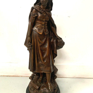 Pierre Ernst Bouret "Jeune fille à la cape" sculpture en bronze patiné, XXᵉ siècle