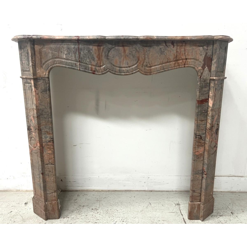 Cheminée de style Louis XV modèle « Pompadour » en marbre rose, fin XIXᵉ / début XXᵉ siècle
