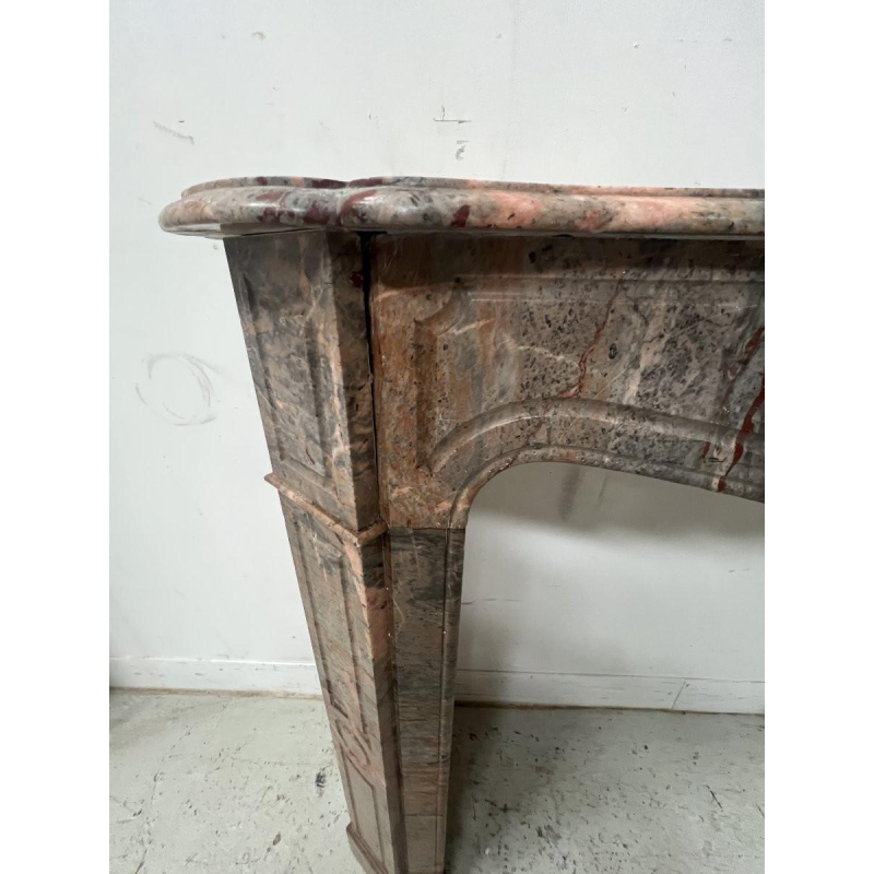 Louis XV style "Pompadour" model fireplace in pink marble, late 19th / early 20th century
