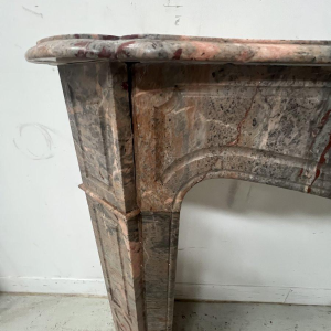 Cheminée de style Louis XV modèle « Pompadour » en marbre rose, fin XIXᵉ / début XXᵉ siècle