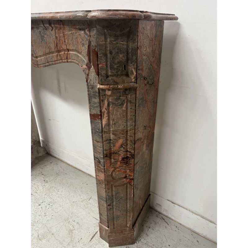 Open haard in Louis XV-stijl, model "Pompadour", uitgevoerd in roze marmer, eind 19e / begin 20e eeuw.