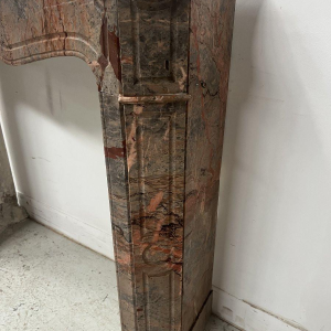 Louis XV style "Pompadour" model fireplace in pink marble, late 19th / early 20th century