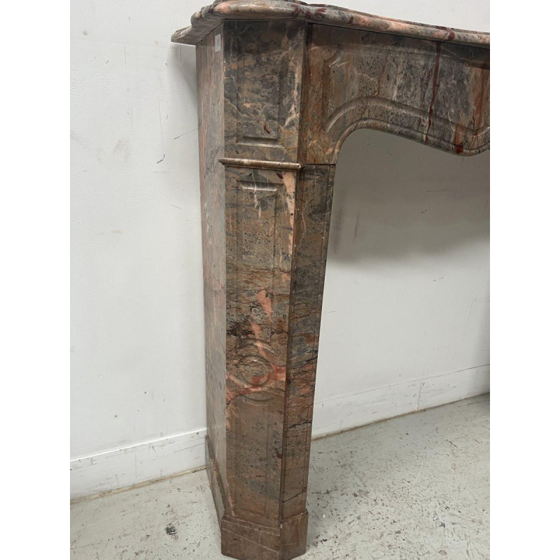 Louis XV style "Pompadour" model fireplace in pink marble, late 19th / early 20th century