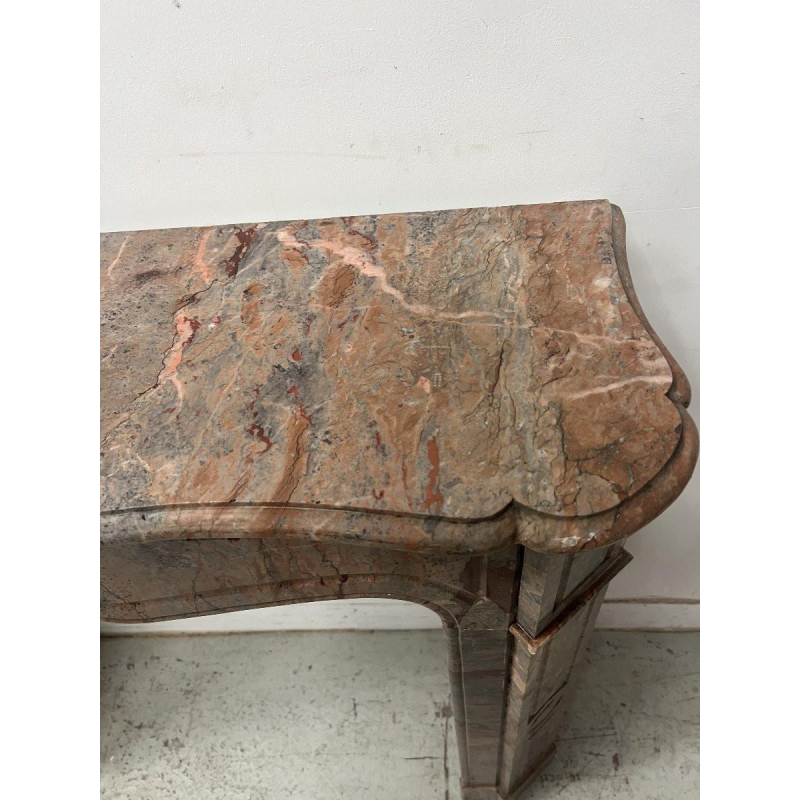 Cheminée de style Louis XV modèle « Pompadour » en marbre rose, fin XIXᵉ / début XXᵉ siècle