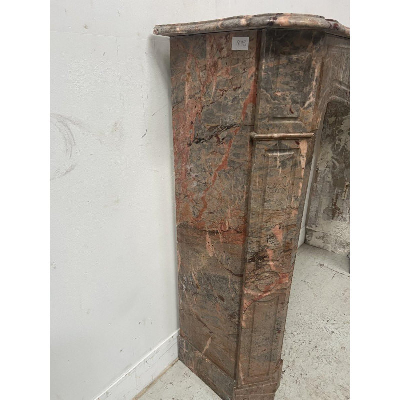 Cheminée de style Louis XV modèle « Pompadour » en marbre rose, fin XIXᵉ / début XXᵉ siècle