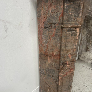 Open haard in Louis XV-stijl, model "Pompadour", uitgevoerd in roze marmer, eind 19e / begin 20e eeuw.