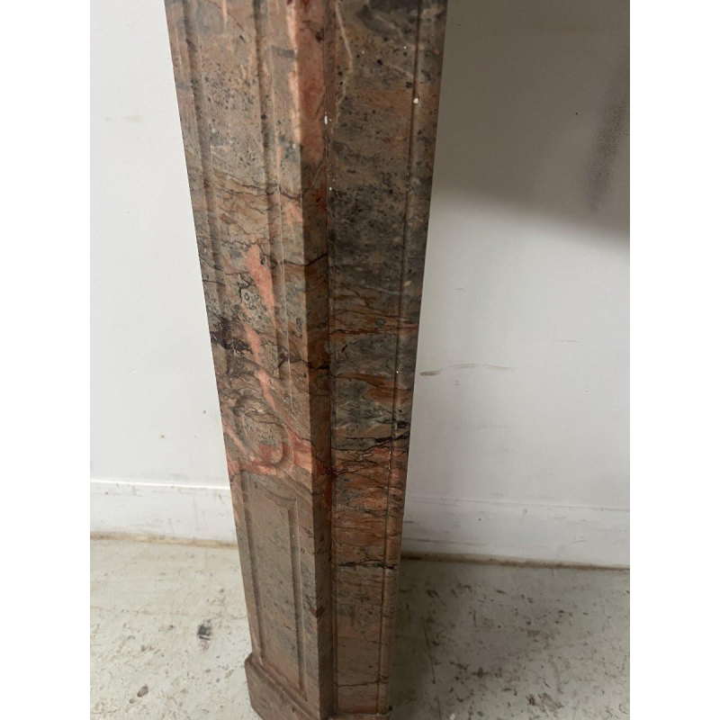 Cheminée de style Louis XV modèle « Pompadour » en marbre rose, fin XIXᵉ / début XXᵉ siècle