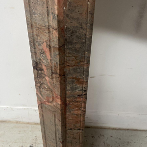 Open haard in Louis XV-stijl, model "Pompadour", uitgevoerd in roze marmer, eind 19e / begin 20e eeuw.