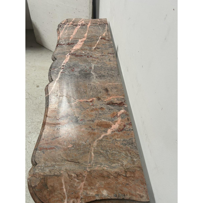 Open haard in Louis XV-stijl, model "Pompadour", uitgevoerd in roze marmer, eind 19e / begin 20e eeuw.