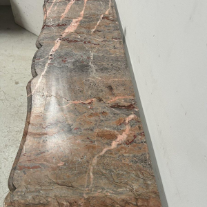 Cheminée de style Louis XV modèle « Pompadour » en marbre rose, fin XIXᵉ / début XXᵉ siècle