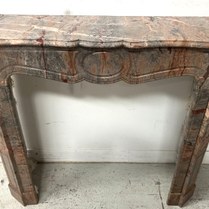 Louis XV style "Pompadour" model fireplace in pink marble, late 19th / early 20th century