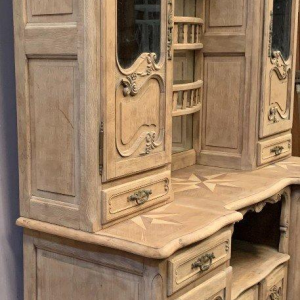 Tweedelig dressoir in Louis XV-stijl van massief eikenhout, 20e eeuw.