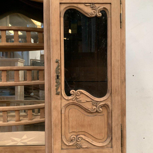 Tweedelig dressoir in Louis XV-stijl van massief eikenhout, 20e eeuw.