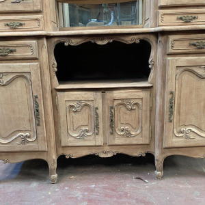 Tweedelig dressoir in Louis XV-stijl van massief eikenhout, 20e eeuw.