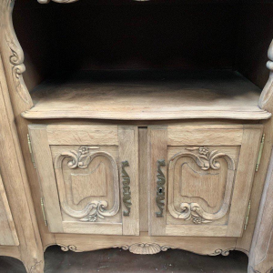 Tweedelig dressoir in Louis XV-stijl van massief eikenhout, 20e eeuw.