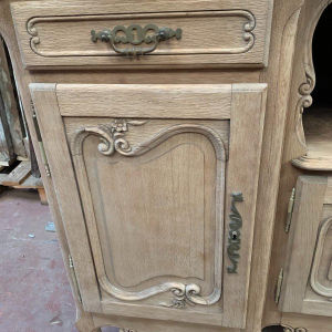 Buffet deux corps de style Louis XV en chêne massif, XXᵉ siècle