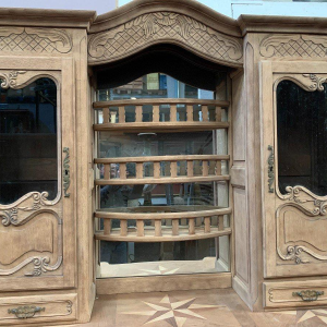 Tweedelig dressoir in Louis XV-stijl van massief eikenhout, 20e eeuw.