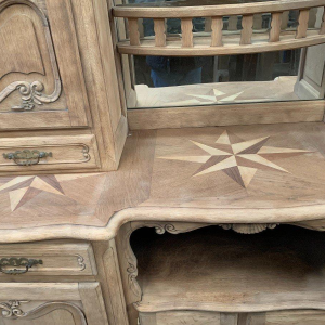 Tweedelig dressoir in Louis XV-stijl van massief eikenhout, 20e eeuw.