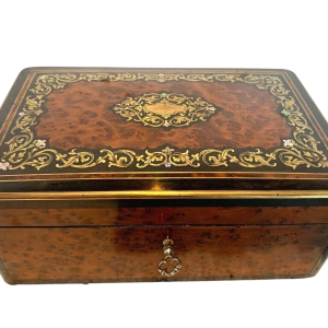 Boîte à bijoux en loupe de thuya et marqueterie de laiton gravé, XIXᵉ siècle