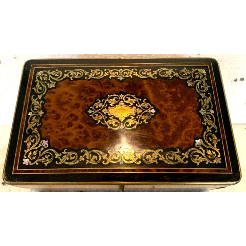 Boîte à bijoux en loupe de thuya et marqueterie de laiton gravé, XIXᵉ siècle