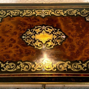 Jewelry box in thuya burl and engraved brass marquetry, 19th century