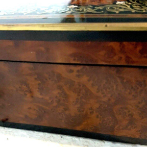 Sieradendoos van thuya-wortelhout met gegraveerd messing marqueterie, 19e eeuw.