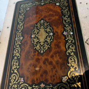 Boîte à bijoux en loupe de thuya et marqueterie de laiton gravé, XIXᵉ siècle