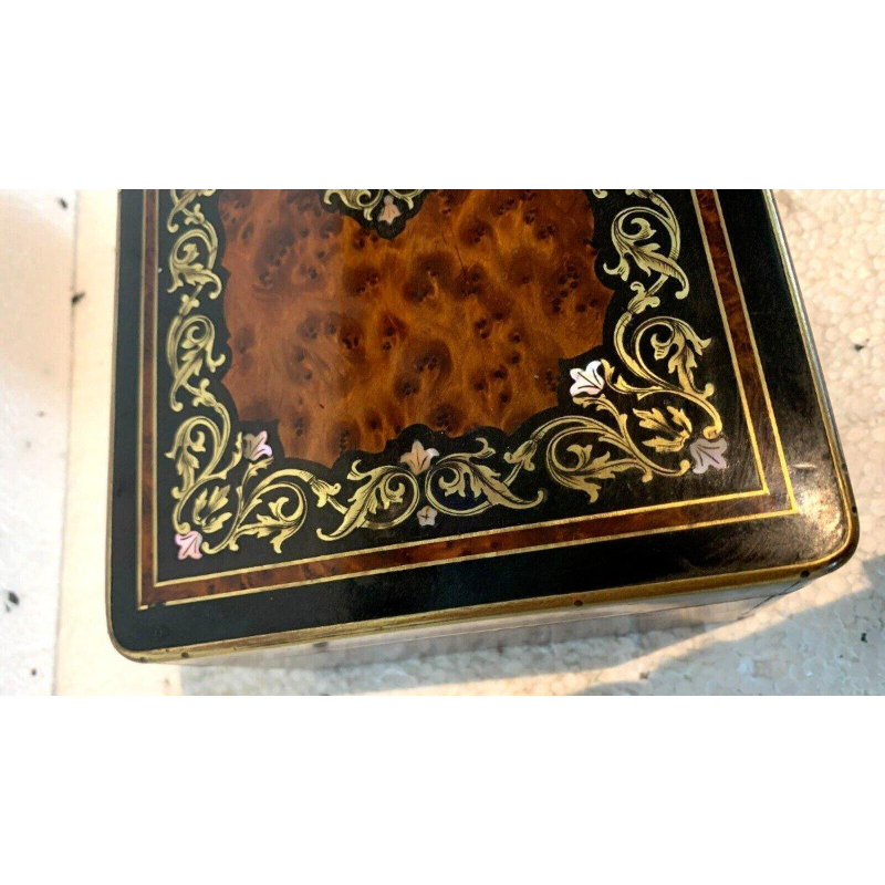 Sieradendoos van thuya-wortelhout met gegraveerd messing marqueterie, 19e eeuw.